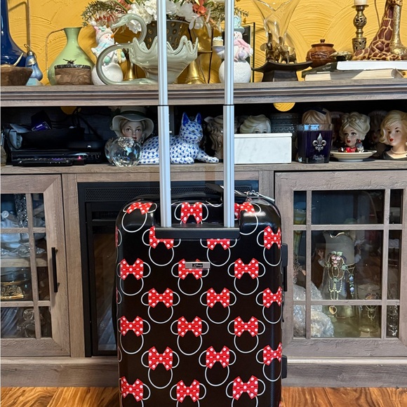 American Tourister Handbags - NWOT American Tourister Disney Minnie Mouse Hardside Spinner Luggage - 21”